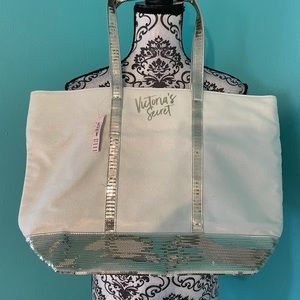 💖🎊 HP 🎊💖 NWT Beautiful Victoria Secret tote